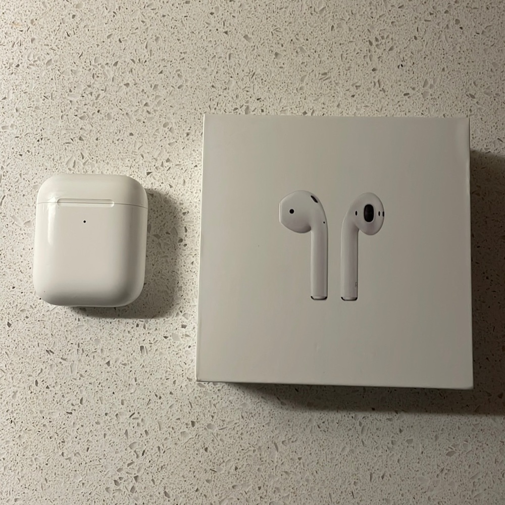 Apple AirPods / with wireless charging case